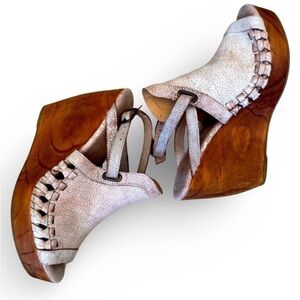 Very Volatile Cream Textured Chunky Heels Women’s SZ 10